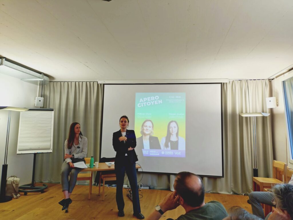 Delphine Gozillon, tête de liste « Les Écologistes et Place Publique » en réunion publique avec la sénatrice Mathilde Ollivier