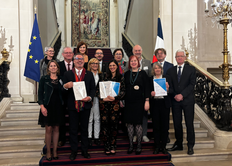 Denis Glock &eacute;lu des Fran&ccedil;ais du Costa Rica et Alexandre Barri&egrave;re Izard &eacute;lu des Fran&ccedil;ais d'Afrique du Sud ont remis le rapport sur la protection sociale des Fran&ccedil;ais de l'&eacute;tranger &agrave; la ministre d&eacute;l&eacute;gu&eacute;e, Eleonore Caroit