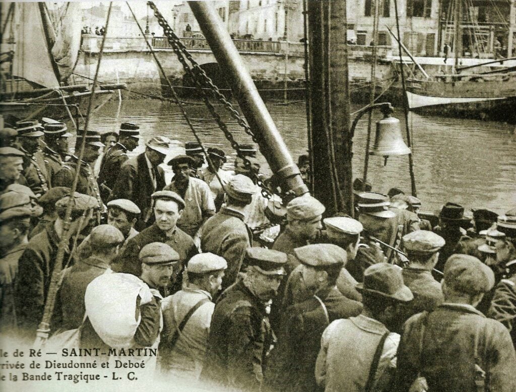 Départ pour la Guyane dans le port de Saint-Martin de Ré en 1898 ©INA