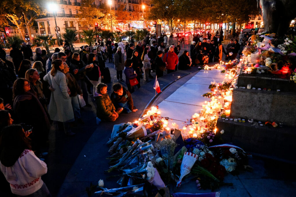 es personnes se recueillent sur la place de la R&eacute;publique apr&egrave;s les attentat, le 11 novembre 2025