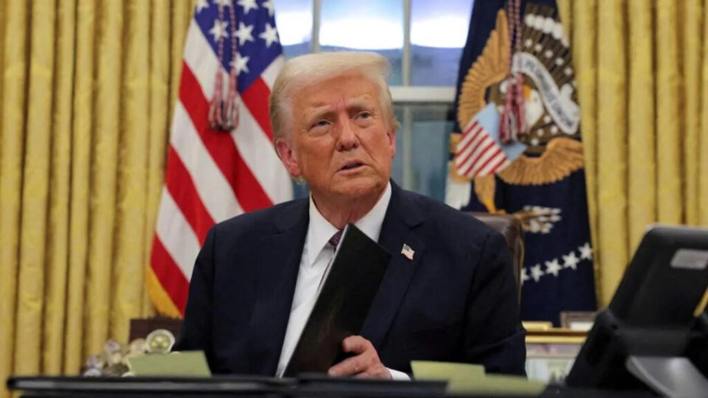 Donald Trump dans le bureau ovale de la maison blanche