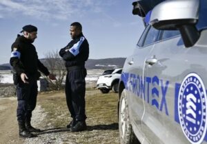 Des agents de Frontex, à la frontière entre la Bulgarie et la Serbie, le 17 février 2023. ©NIKOLAY DOYCHINOV / AFP