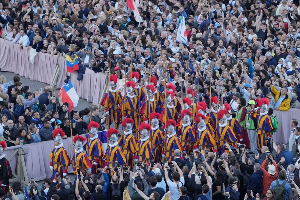 Des gardes suisses défilent sur la place Saint-Pierre, au Vatican, le 8 mai 2025. MARKUS SCHREIBER / AP