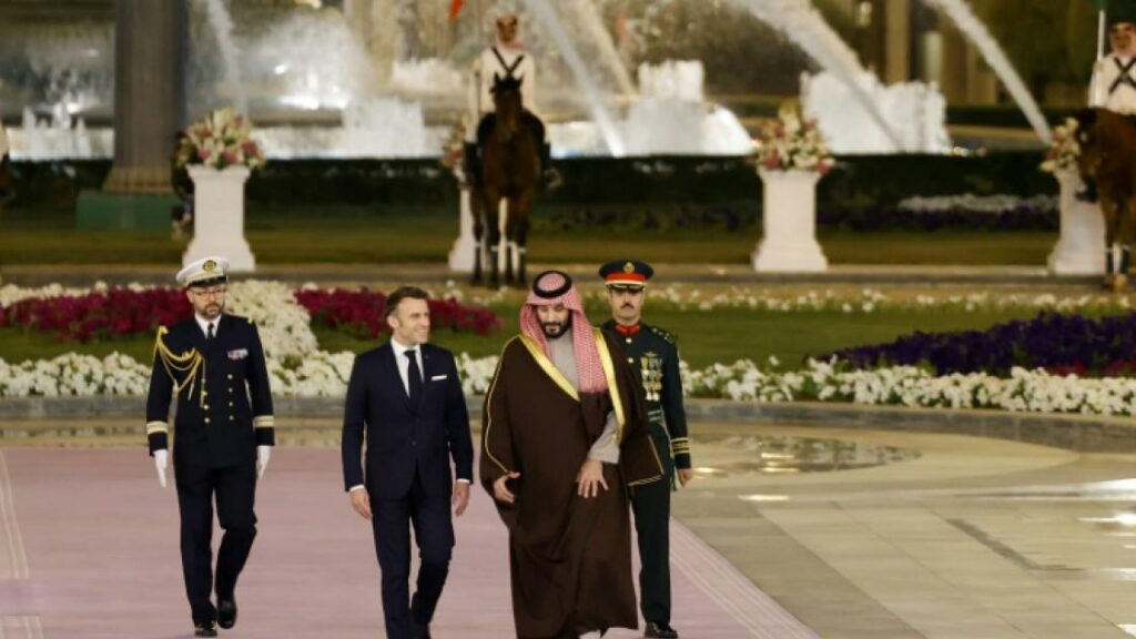 Le prince héritier saoudien, Mohammed Ben Salman, accueille le président français, Emmanuel Macron, à Riyad, lundi 2 décembre 2024. ©AGENCE DE PRESSE SAOUDIENNE / REUTERS