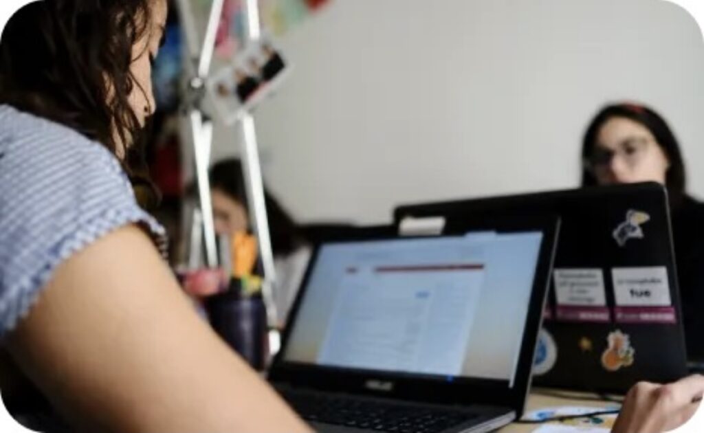 L'équipe d’En avant toute(s) à l'écoute