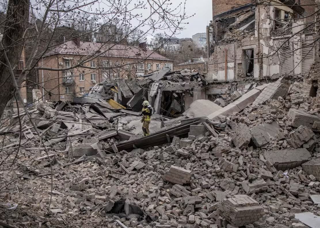 Un policier ukrainien sur un site de destructions dû aux débris d’un missile balistique russe tombés dans le quartier Petchersky, dans le centre de Kiev, en Ukraine, le 25 mars 2024. ©RAFAEL YAGHOBZADEH POUR «LE MONDE»