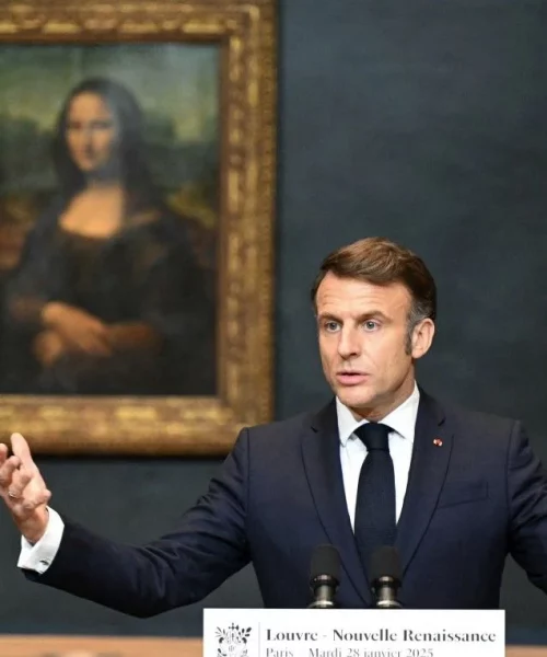 "Un Louvre restauré et agrandi". Le président Macron annonce qu'une "nouvelle grande entrée" verra le jour au niveau de la Colonnade de Perrault. Un projet pour "rééquilibrer la manière de visiter le Louvre" et redonner le musée "aux Parisiens dans son accès".