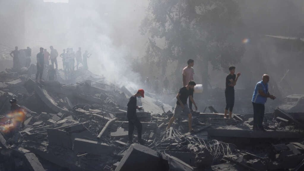 Palestinians gather at the site of Israeli strikes on houses, as the conflict between Israel and Palestinian Islamist group Hamas continues, in Khan Younis in the southern Gaza Strip, October 26, 2023. REUTERS/Mohammed Salem