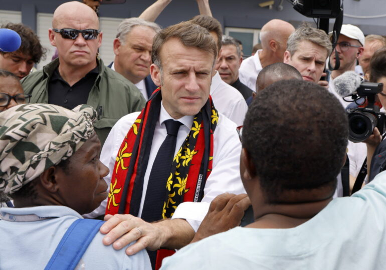 "On est en train de faire venir des hélicoptères pour qu'ils puissent prendre l'eau et les aliments pour qu'ils aillent plus vite et avant dimanche" - Emmanuel Macron à Mayotte ce 19 décembre 2024.