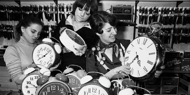 Le 26 mars 1976, &agrave; Paris, les employ&eacute;es d&rsquo;une horlogerie mettent &agrave; l&rsquo;heure des r&eacute;veille-matin.