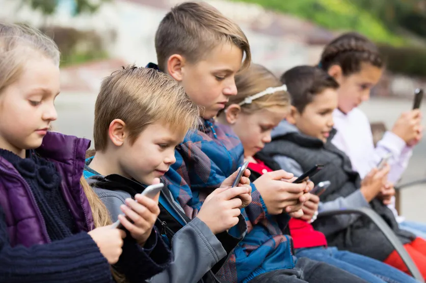 Enfants avec t&eacute;l&eacute;phones portables
