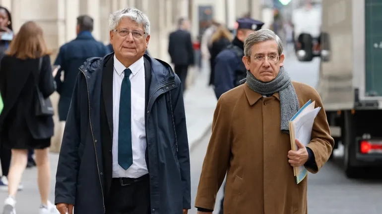 "On est assez sidérés (...) parce qu'on nous a refusé la consultation de ces documents", a déclaré Bruno Coquerel à sa sortie de Matignon, une demi-heure environ après son arrivée ce mardi alors qu'il venait en tant que Président de la commission des Finances de l'Assemblée nationale exiger les documents nécessaires à l'établissement du budget national pour 2025. "C'est un droit constitutionnel qui est octroyé au président de la commission des Finances et au rapporteur général du budget, on nous l'a refusé", a-t-il ajouté, accusant le président Emmanuel Macron de "mettre en danger la démocratie".