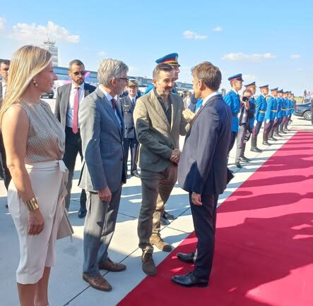Eric Grasser saluant le Pr&eacute;sident Macron lors d'un d&eacute;placement officiel en Serbie en novembre 2024