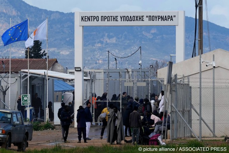 Entr&eacute;e du camps d'&eacute;vacuation &agrave; Chypre - Actuellement utiliser pour retenir les migrants ill&eacute;gaux.