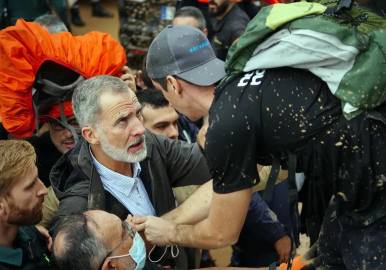 "Assassins, assassins", ont crié plusieurs passants en direction du roi Felipe VI et du Premier ministre espagnol Pedro Sanchez qui ont donc été accueillis avec colère par des habitants de la région de Valence ce dimanche 3 novembre en déplacement.