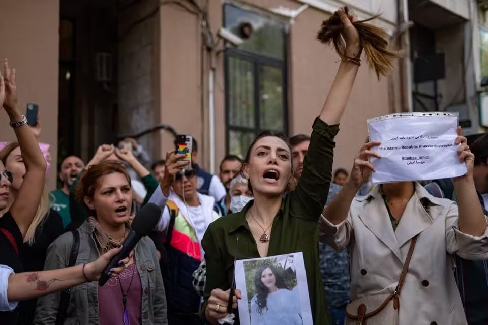 Manifestation dans toutes les régions d'Iran, des villes Kurdes à Téhéran