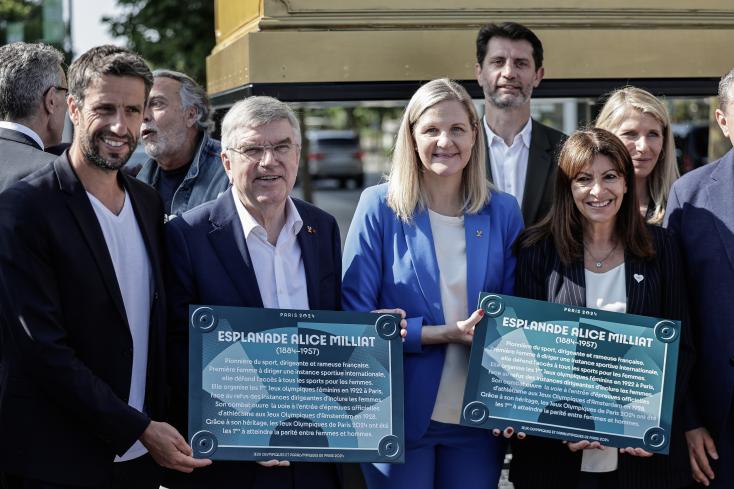 La présidente du CIO Kirsty Coventry (2e à droite), son prédécesseur Thomas Bach (2e à gauche), le patron des JO-2024 Tony Estanguet et la maire de Paris Anne Hidalgo, lors des célébrations du premier anniversaire des JO de Paris, le 26 juillet 2025 © POOL/AFP STEPHANE DE SAKUTIN