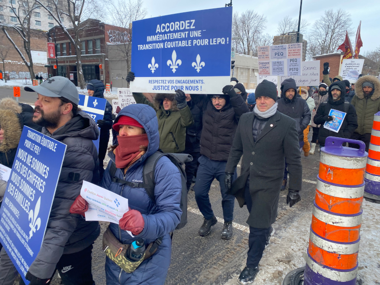 Florent PIGEYRE &agrave; la manifestation contre la fin abrupte du PEQ à Montréal sur la droite