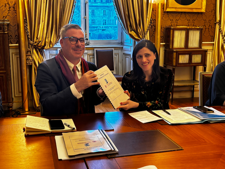 Florian Bohême remet offciellement le rapport des Assises de la protection sociale à Eleonore Caroit, ministre déléguée des Français de l'étranger