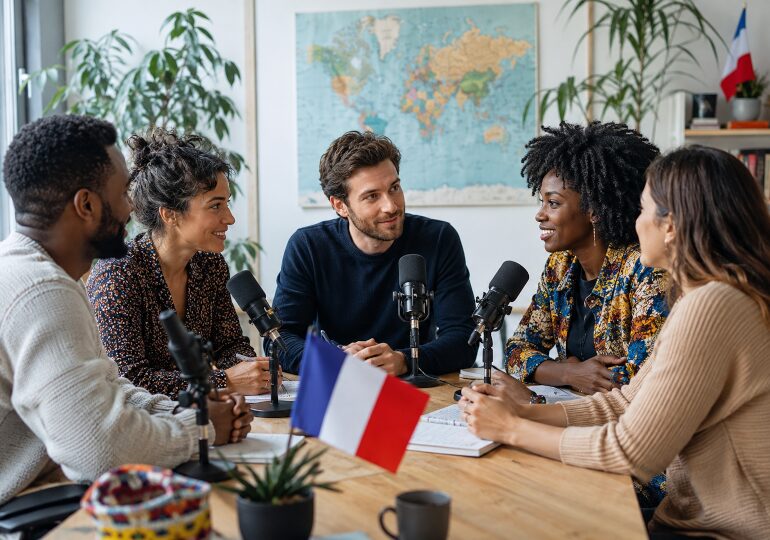 Fran&ccedil;aises et Fran&ccedil;ais &eacute;changeant sur les &eacute;lections consulaires - illustration