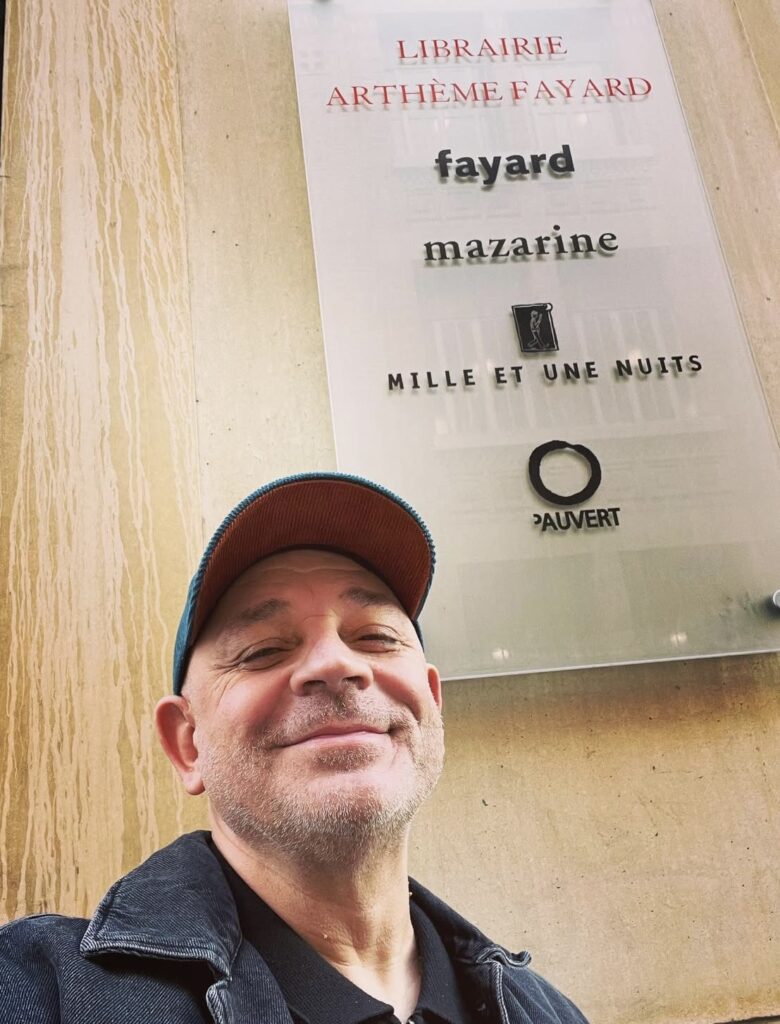 Fred Hermel devant les éditions Fayard où il publie "C'est ça la foi !"