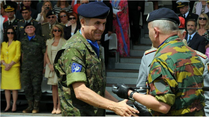 Le g&eacute;n&eacute;ral Alfredo Ramirez (&agrave; gauche) succ&egrave;de &agrave; la t&ecirc;te du Corps europ&eacute;en au g&eacute;n&eacute;ral Guy Buchsenschmidt