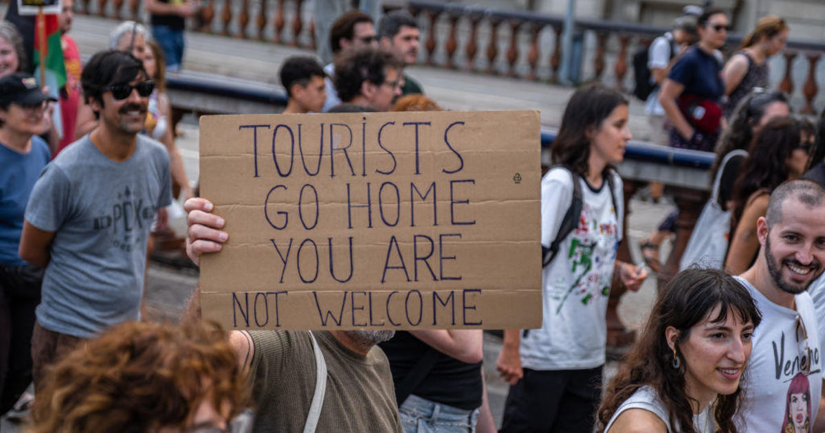 Les manifestants anti-tourisme espagnols visent les visiteurs de Barcelone avec des canons à eau le 09 aout 2024 ©CBS