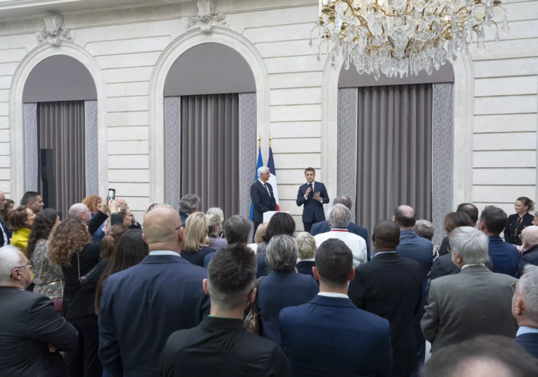 Le président de la République a publié un message sur son compte X (ex-Twitter) afin de rendre hommage aux travailleurs en cette journée du 1er mai : "Vous nourrissez les Français. Vous faites vivre nos traditions. Vous faites rayonner nos savoir-faire. Et le monde nous envie ! Vous nous rendez fiers."