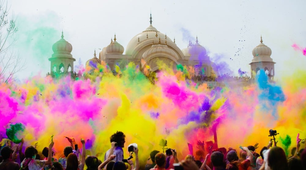 Au seuil du printemps, alors que la nature renoue avec la verdure, l’Inde s’embrase de mille couleurs pour célébrer Holi.