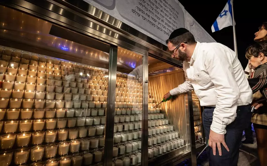 1400 bougies ont été allumées lundi 6 novembre 2023 à Jérusalem, devant le mur des Lamentations. AFP/Fadel Senna