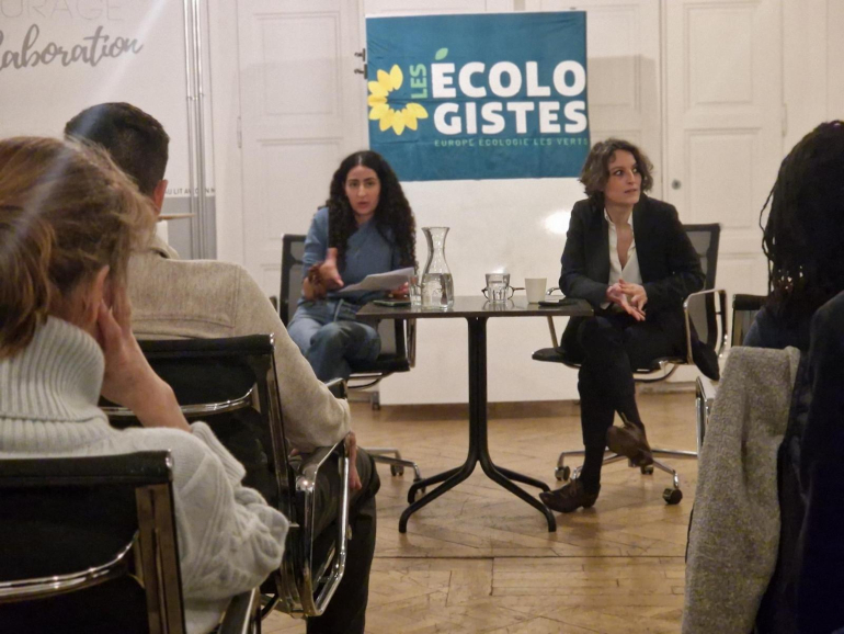 Ilham Chahdi, t&ecirc;te de liste &laquo; Les &Eacute;cologistes et Place publique &raquo; lors d'une r&eacute;union publique avec la s&eacute;natrice M&eacute;lanie Vogel