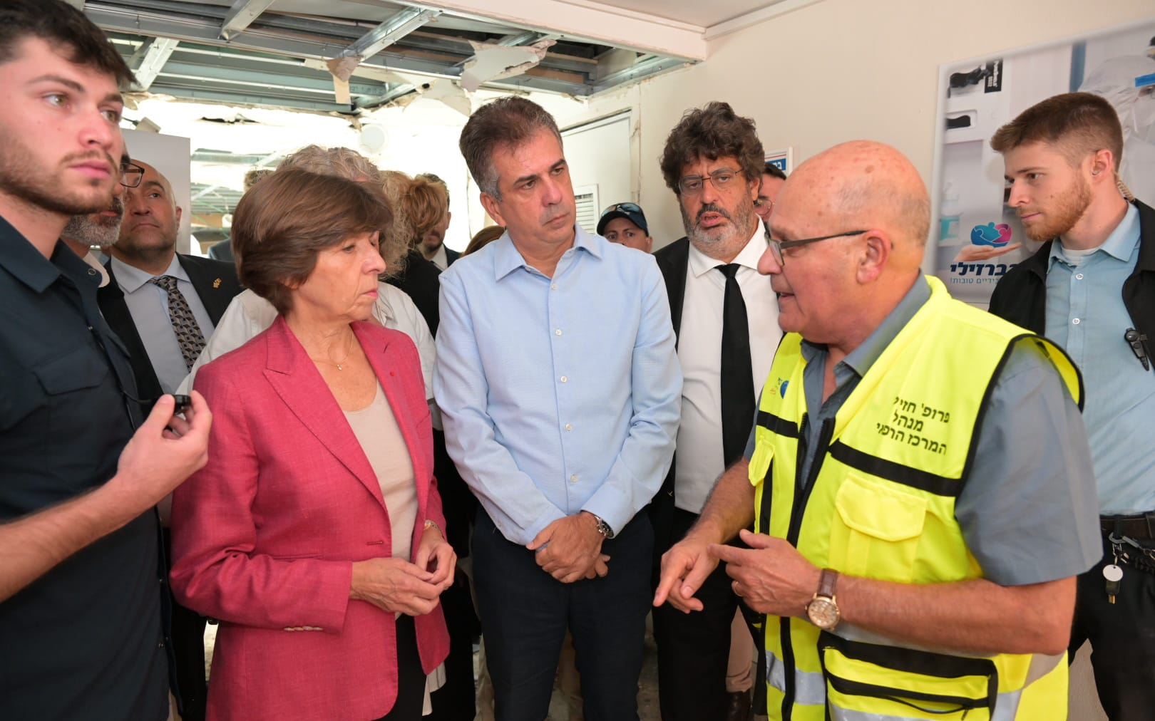 Arrivée samedi soir à Tel-Aviv, Catherine Colonna souhaitait être « aux côtés de nos compatriotes dans l’épreuve ». La ministre des Affaires étrangères a rencontré ce dimanche, avec le député des Français de l’étranger, Meyer Habib, des familles françaises dont l’un des proches a disparu après l’attaque terroriste menée par le Hamas.