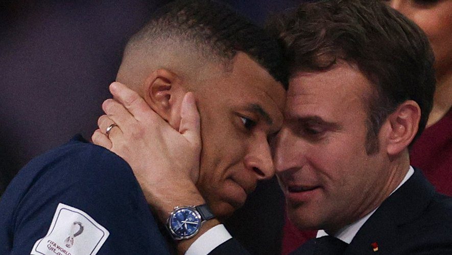 « Je n’ai pas de scoop mais je vais essayer de pousser pour » – Emmanuel Macron répondant à un supporter du PSG sur le départ de Kylian Mbappé, confirmant donc qu’il va s’impliquer sur le dossier de l’attaquant.