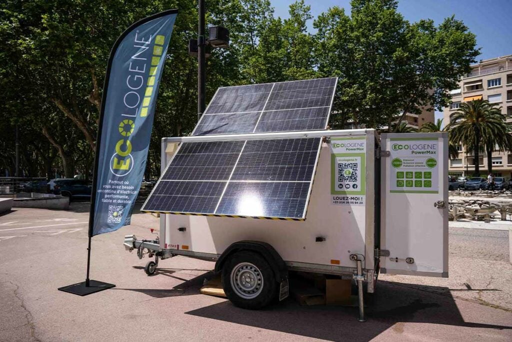 Un générateur autonome de production d’électricité solaire capable de fournir de 24 à 180 kVA (48 à 360 kW en puissance maximale). Crédit photo : Ecologene / Lou Baron