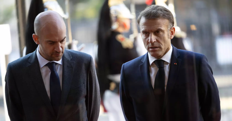 Le ministre des Affaires étrangères Jean-Noël Barrot et le président français Emmanuel Macron avant une conférence de presse, à Paris, le 24 octobre 2024