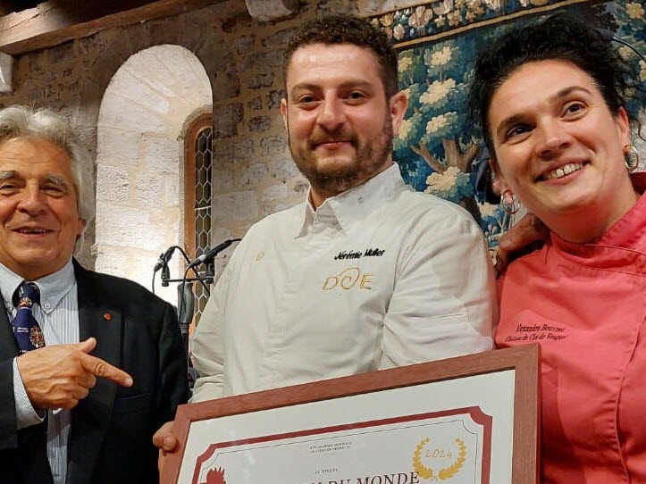 Jérémie Muller avec Vincent Barbier, grand maitre émérite de la confrérie des chevaliers du tastevin / @Victor Large