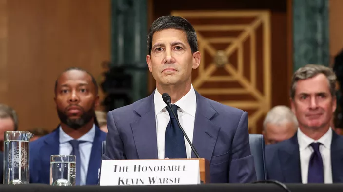 Kevin Warsh, d&eacute;sign&eacute; par le pr&eacute;sident Donald Trump pour le poste de pr&eacute;sident de la Fed, est auditionn&eacute; par la commission bancaire du S&eacute;nat, &agrave; Washington, le 21 avril 2026.