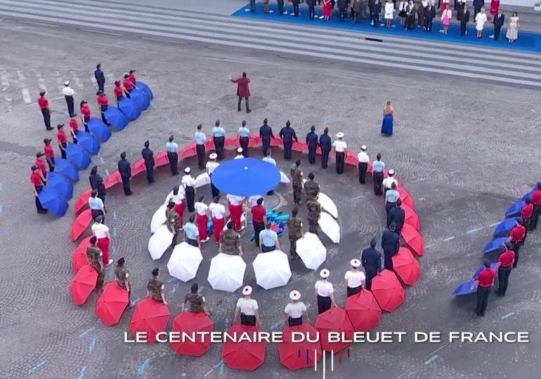 Un Bleuet humain formé en hommage ©TF1