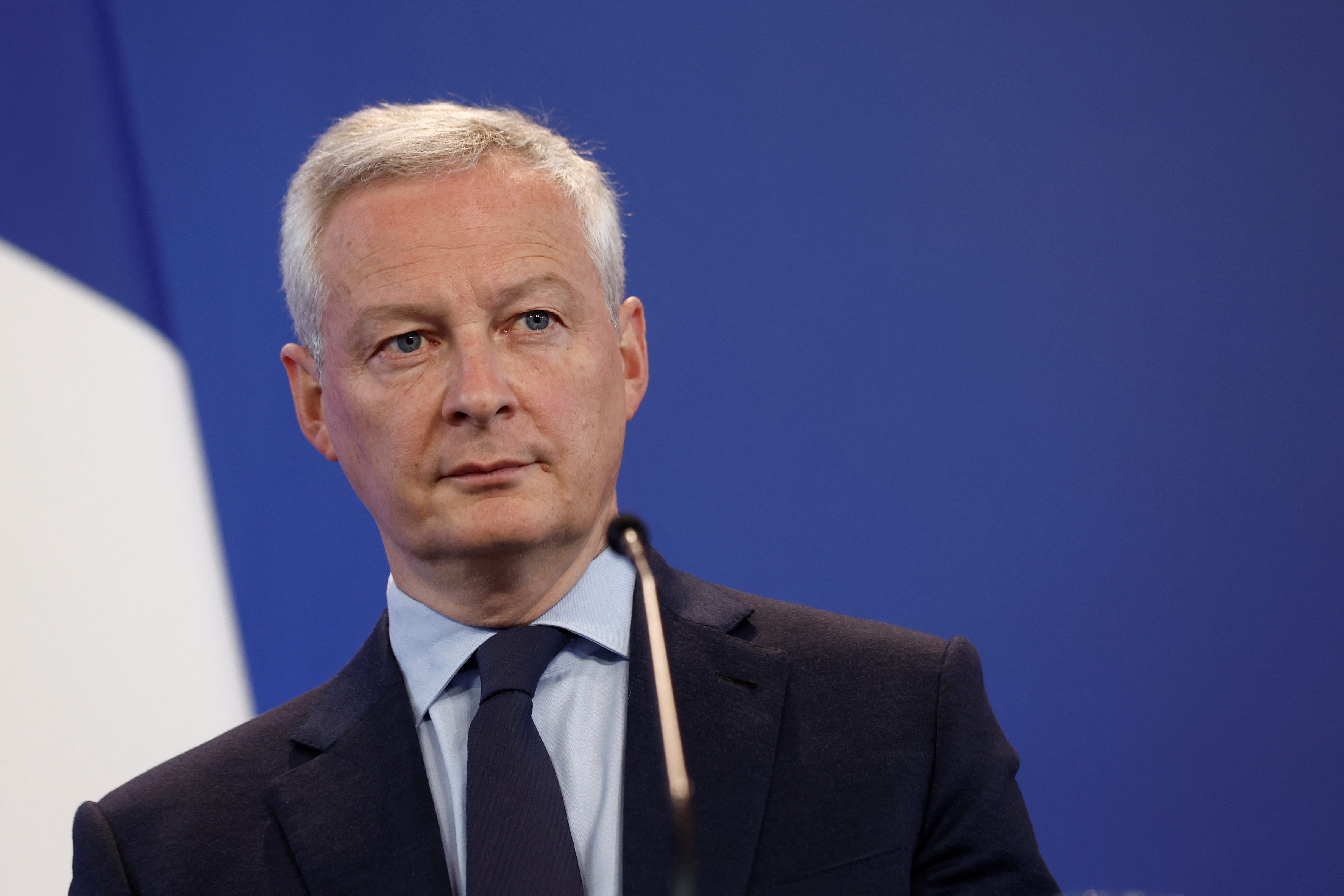 « La réforme des retraites vaut-elle, oui ou non, la chute du gouvernement et le désordre politique? La réponse est clairement non. Que chacun prenne lundi ses responsabilités ! Arrêtons avec le bal des hypocrites ! » – Bruno Le Maire, ministre de l&rsquo;Economie