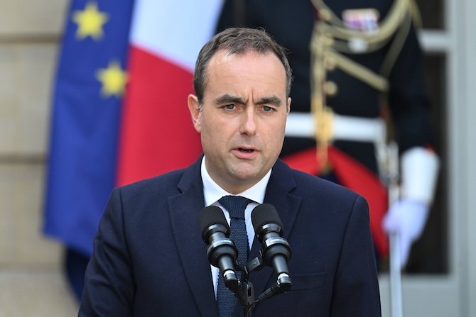 Cérémonie de passation de pouvoir à l'Hôtel de Matignon entre François Bayrou, Premier ministre sortant, et Sébastien Lecornu, jusqu'alors ministre des Armées, nommé nouveau Premier ministre. À Matignon, Paris, France, le mercredi 10 septembre