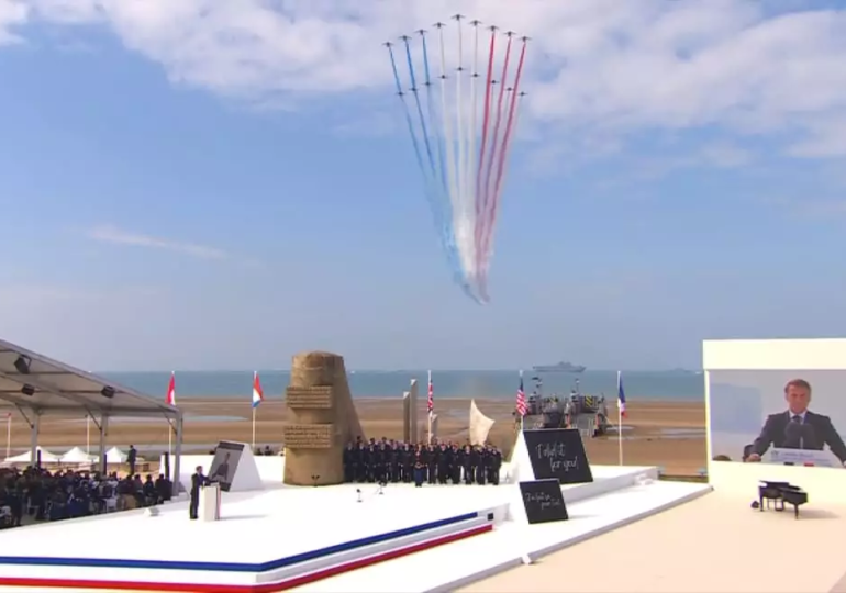 "Face à ceux qui prétendent changer les frontières par la force ou réécrire l'histoire, soyons dignes de ceux qui débarquèrent ici", a lancé le président de la République lors de la conclusion de la cérémonie internationale dédiée au 6 juin 1944 en présence de 24 chefs d'Etats.