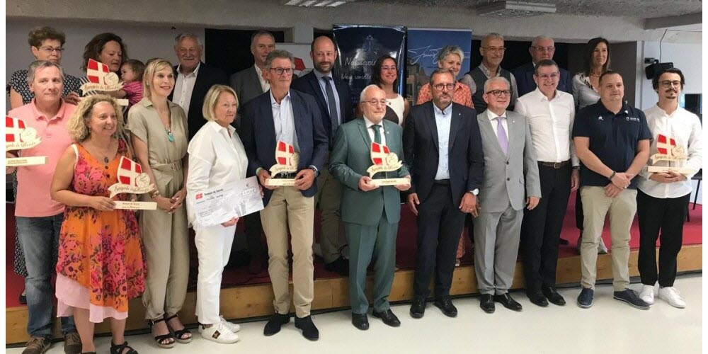 Les lauréats, entourés par les partenaires des trophées 2024. © Savoyards du monde