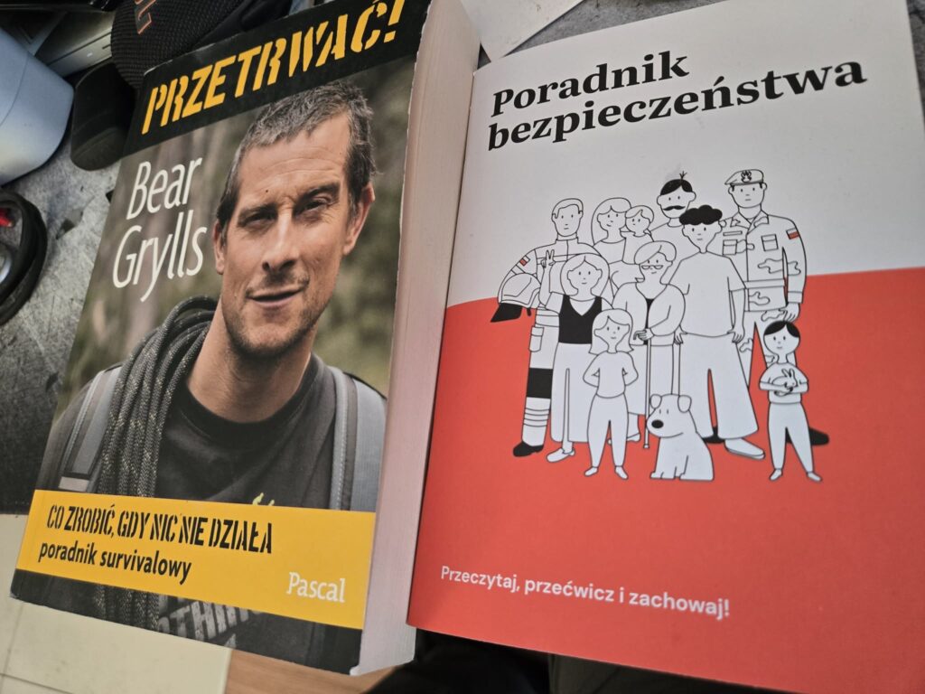 Livre de Bear Grylls et du guide de s&eacute;curit&eacute;