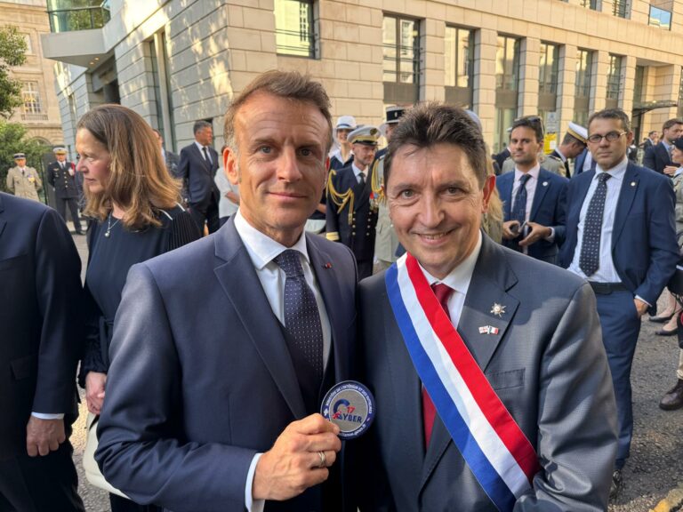 &Agrave; Londres, remise de la rondache 17Cyber au Pr&eacute;sident de la R&eacute;publique_ de la part de J&eacute;r&ocirc;me Notin (8 juillet 2025)