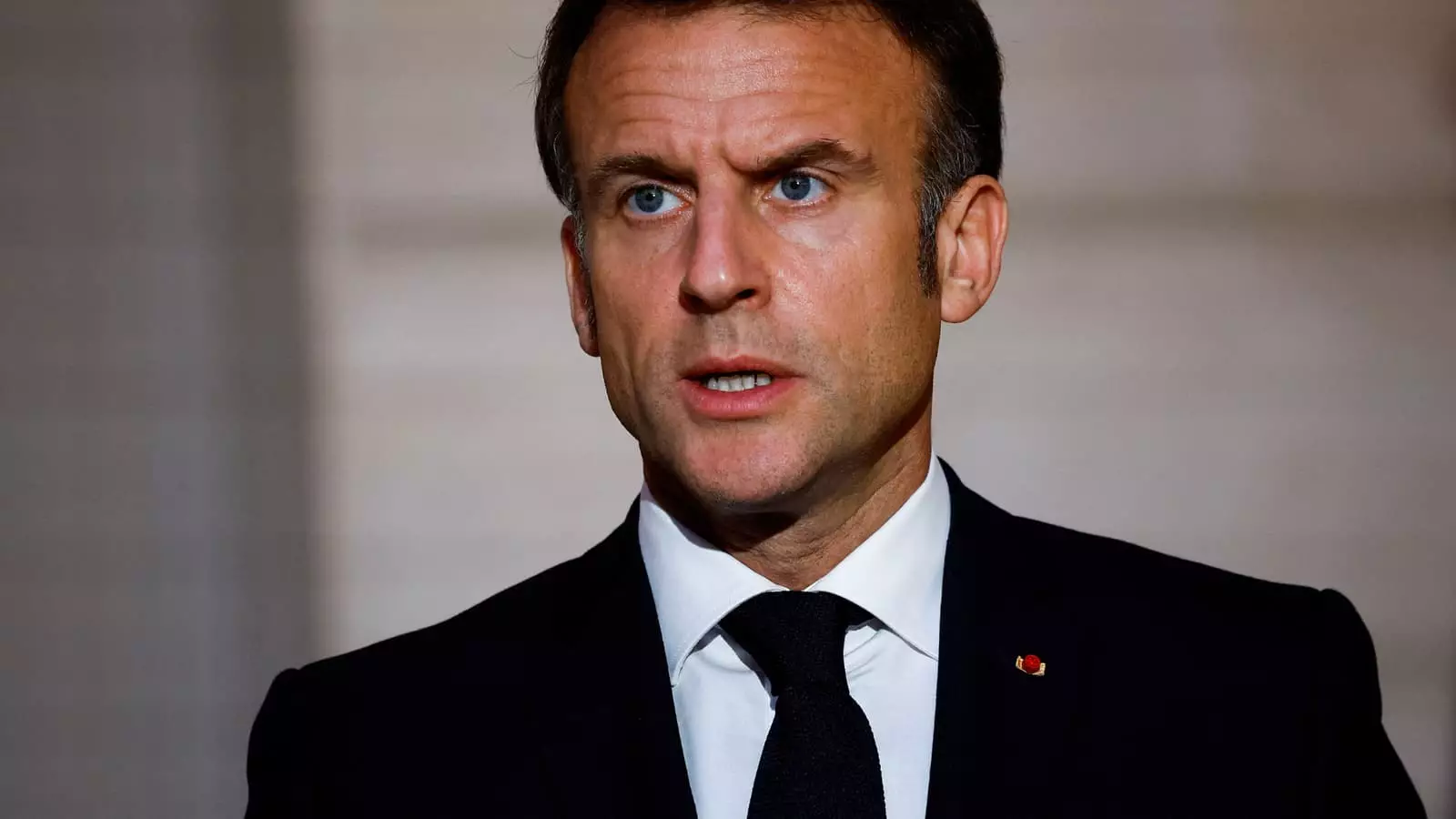 « Si les Russes devaient aller percer les lignes de front, s&rsquo;il y avait une demande ukrainienne – ce qui n&rsquo;est pas le cas aujourd&rsquo;hui – on devrait légitimement se poser la question » – Emmanuel Macron évoquant la possibilité d&rsquo;envoi de troupes au sol en Ukraine dans les colonnes de The Economist ce jeudi 02 mai. 