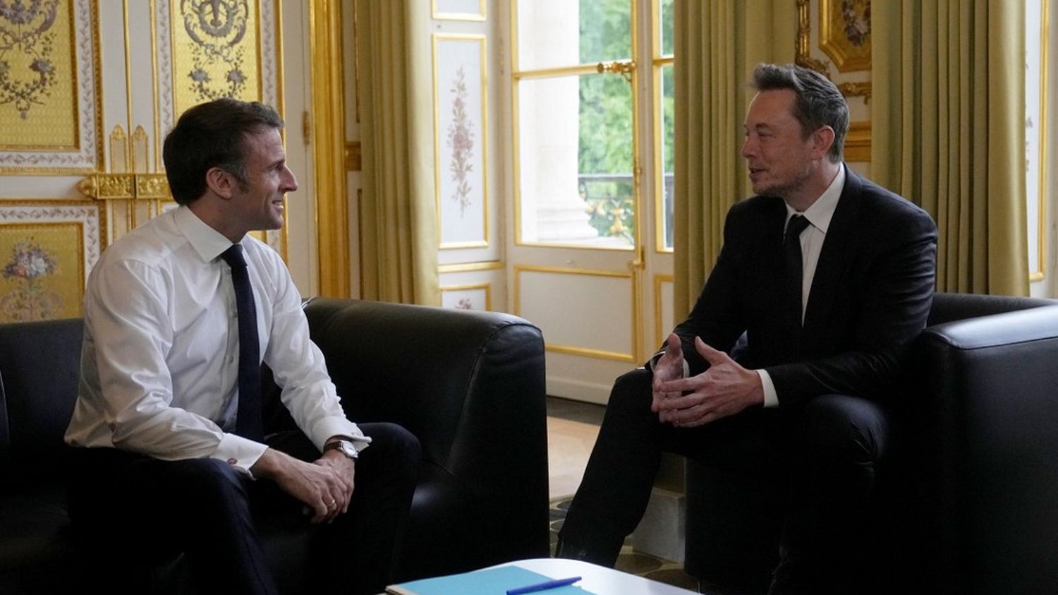 «Voilà dix ans, si on nous avait dit que le propriétaire d’un des plus grands réseaux sociaux du monde soutiendrait une nouvelle internationale réactionnaire et interviendrait directement dans les élections, y compris en Allemagne? Qui l’aurait imaginé ?», a lancé le président Macron lors d’une allocution devant les ambassadeurs français, en référence au soutien continu du milliardaire américain au parti d’extrême droite allemand Alternative für Deutschland (AfD).
