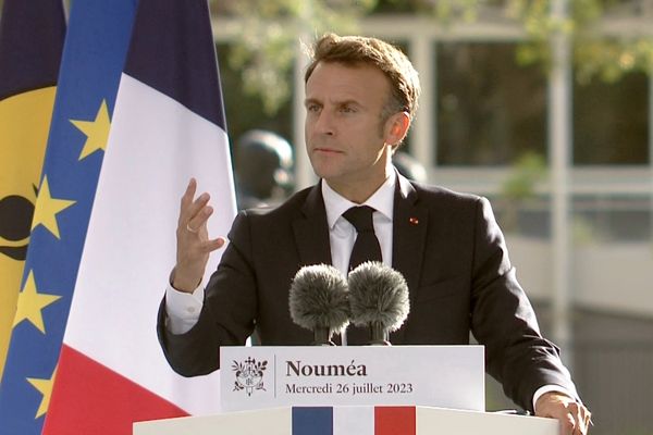« Je vous demande d’engager un travail pour faire advenir une citoyenneté pleine et entière fondée sur un contrat social, faite de devoirs et de droits (…) de l’appartenance au Caillou », a détaillé le chef de l’Etat, expliquant vouloir bâtir ce « statut nouveau » dans « les mois, les trimestres qui viennent » et « dans le consensus ». Emmanuel Macron en voyage à Nouméa évoquant une réforme de la constitution afin de mettre en place un nouveau statut pour la Nouvelle-Calédonie.