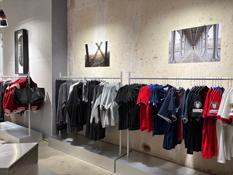Maillots, pi&egrave;ces mode et objets collectors expos&eacute;s dans l&rsquo;espace retail de La Maison London.
