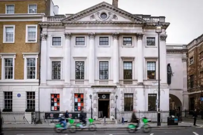 La fa&ccedil;ade de &ldquo;Ici c&rsquo;est Paris &ndash; ICP &ndash; La Maison London&rdquo;, install&eacute;e &agrave; Cavendish Square.