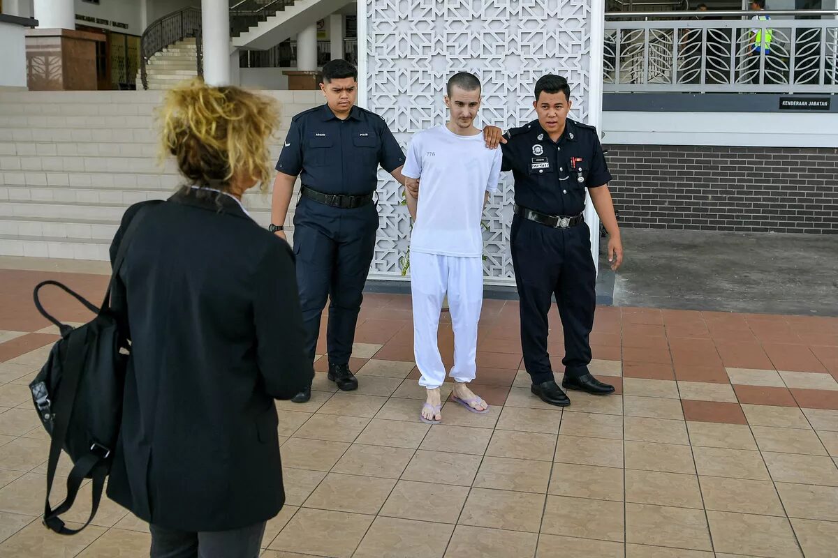 Ce mardi 03 f&eacute;vrier, la m&egrave;re de Tom F&eacute;lix, croisant son fils se rendant &agrave; l'audience. &copy;AFP